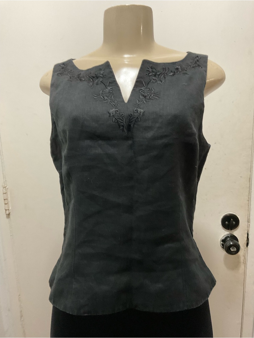 Anne Carson women’s sleeveless black floral Embroidered Top size S